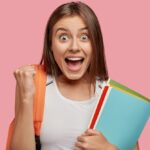 Estudante feliz por ter passado no vestibular