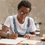 jovem estudando a serio para o vestibular