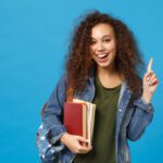 jovem estudante feliz por ter passado no vestibular