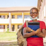 jovem estudante na universidade