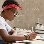 jovem mulher estudando para o vestibular