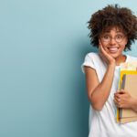 jovem mulher feliz por ter passado no vestibular