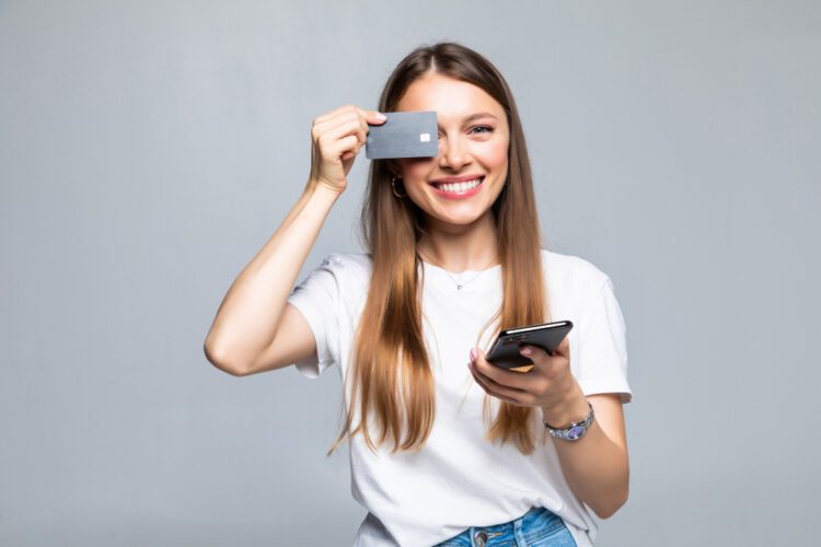mulher feliz por ter conseguido seu cartão de credito