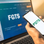 pessoa ensina como suar o aplicativo do fgts