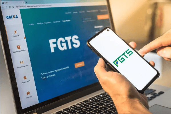 pessoa ensina como suar o aplicativo do fgts