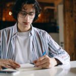 rapaz estudando para o vestibular que se aproxima