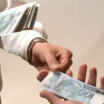 Homem engravatado empresta dinheiro solicitado