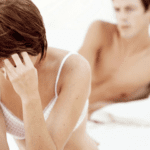 Mulher triste por falta de desejo sexual