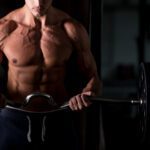 homem exibe sua massa muscular apos usar suplementos