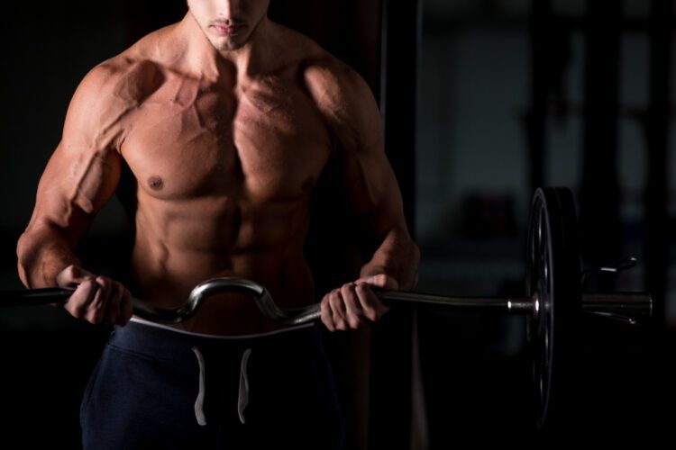 homem exibe sua massa muscular apos usar suplementos