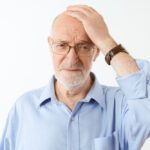 homem terceira idade com falta de memoria