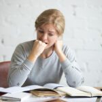 jovem mulher com crise de ansiedade