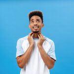 Homem que sofre de alergia, sente coceira