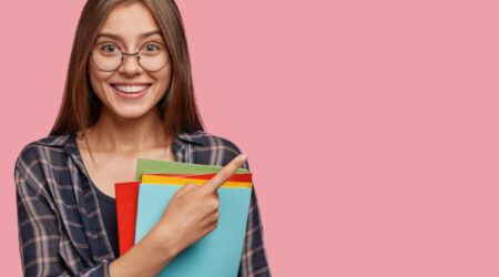 jovem feliz por ter ingressado na universidade
