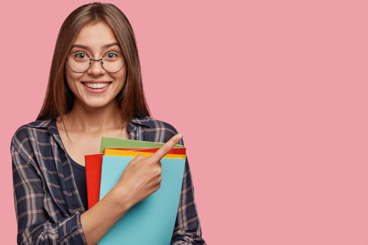 jovem feliz por ter ingressado na universidade