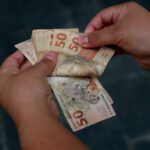 saque e dinheiro na mao