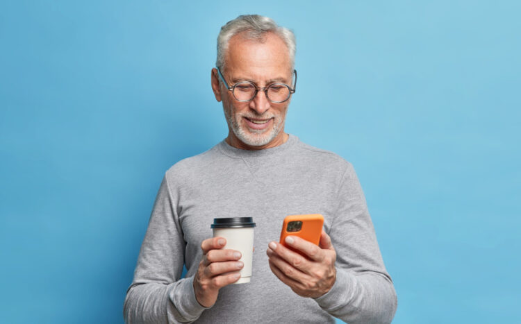 senhor de idade consultando o app do PIS