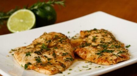 Frango grelhado: receita saudável, molho de ervas frescas e sabor marcante