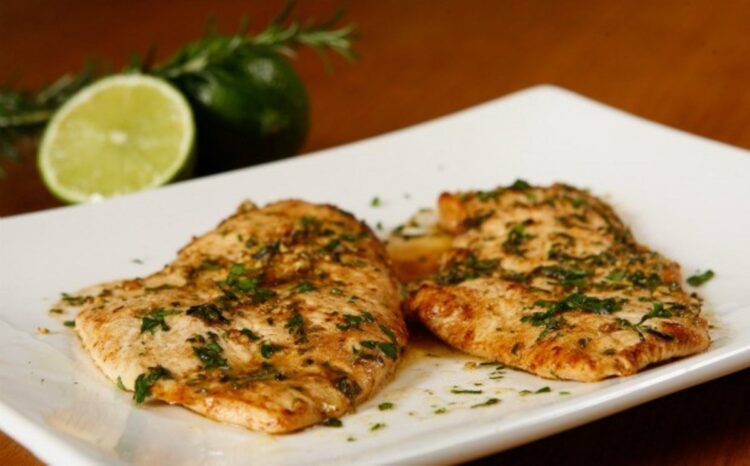 Frango grelhado: receita saudável, molho de ervas frescas e sabor marcante